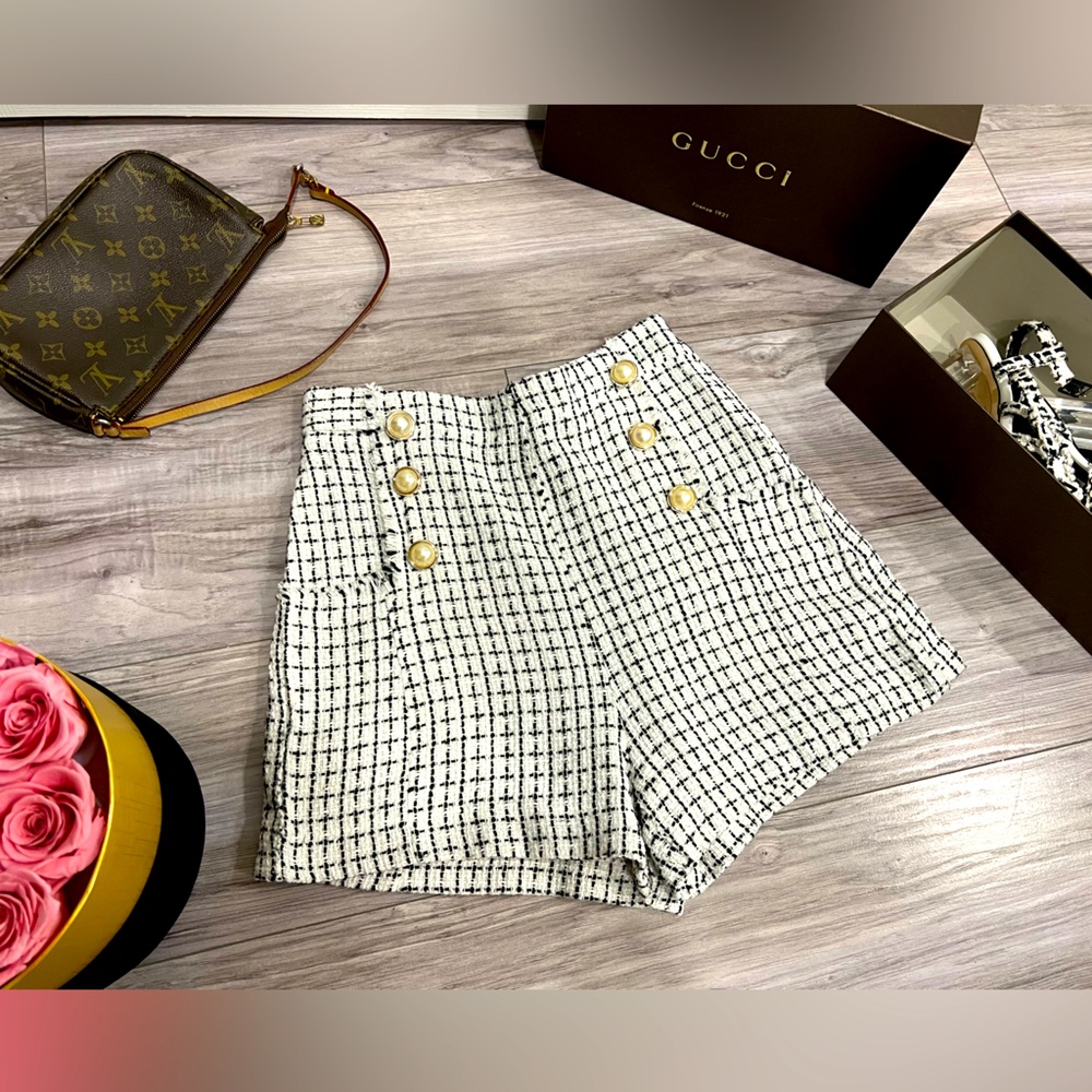Perfect tweed shorts 🤍🍃